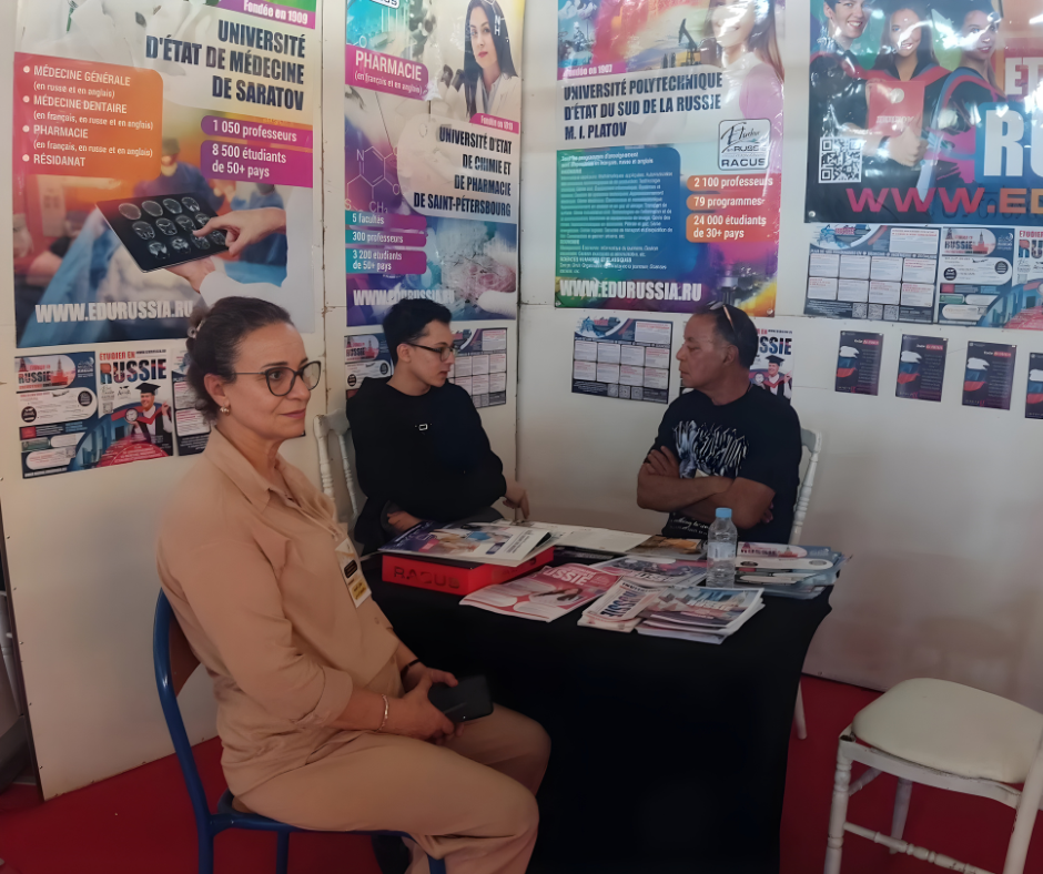 Échange avec des parents et étudiants sur un stand d’université