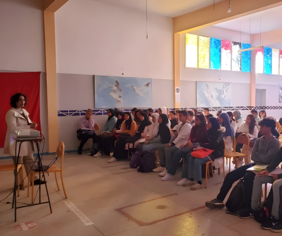 Présentation devant une classe de lycéens pendant un forum